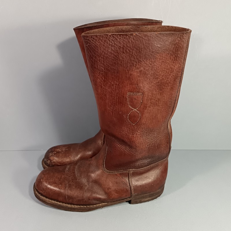 PAIRE DE BOTTES CLOUTEES D'OFFICIER OU SOUS-OFFICIER DITES " CHANTILLY " EN CUIR MARRON FABRICATION CIVIL EPOQUE SECONDE GUERRE